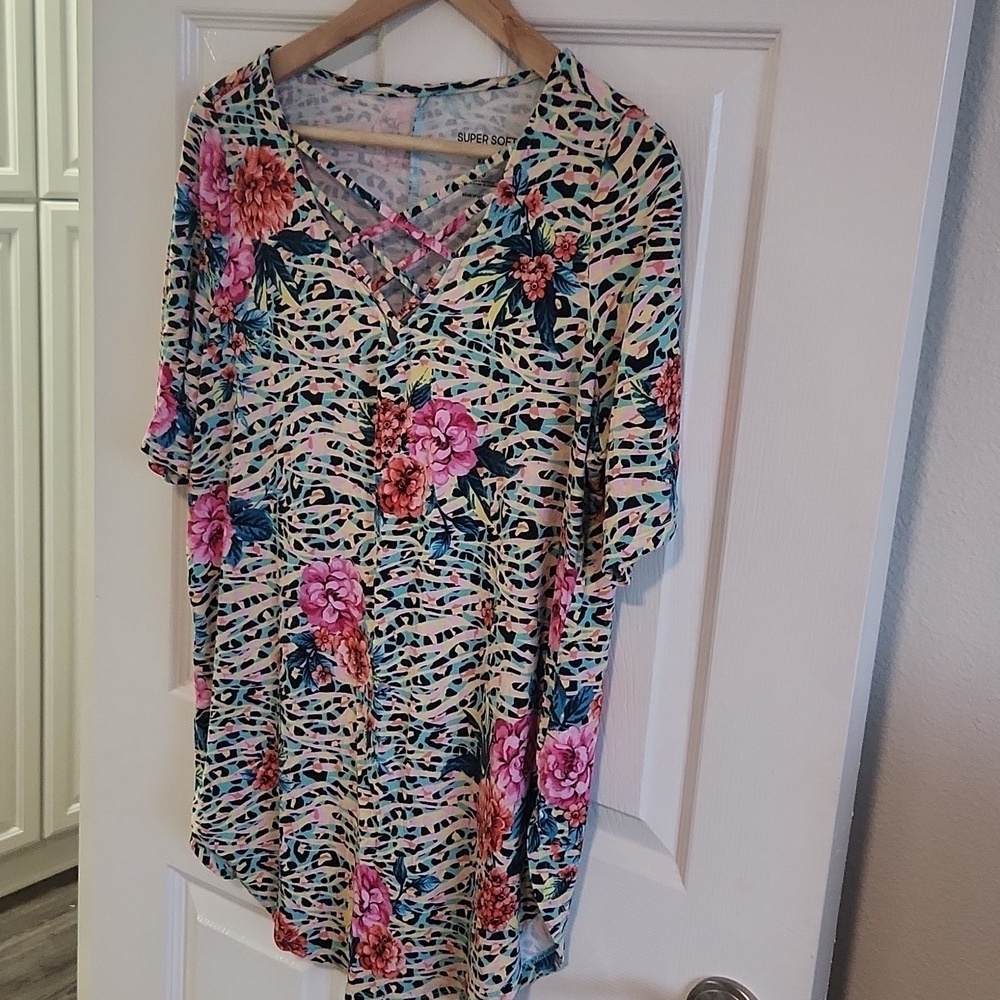 Torrid Super Soft Knit Tee Shirt Floral Animal Print Size 0 - Picture 4 of 9